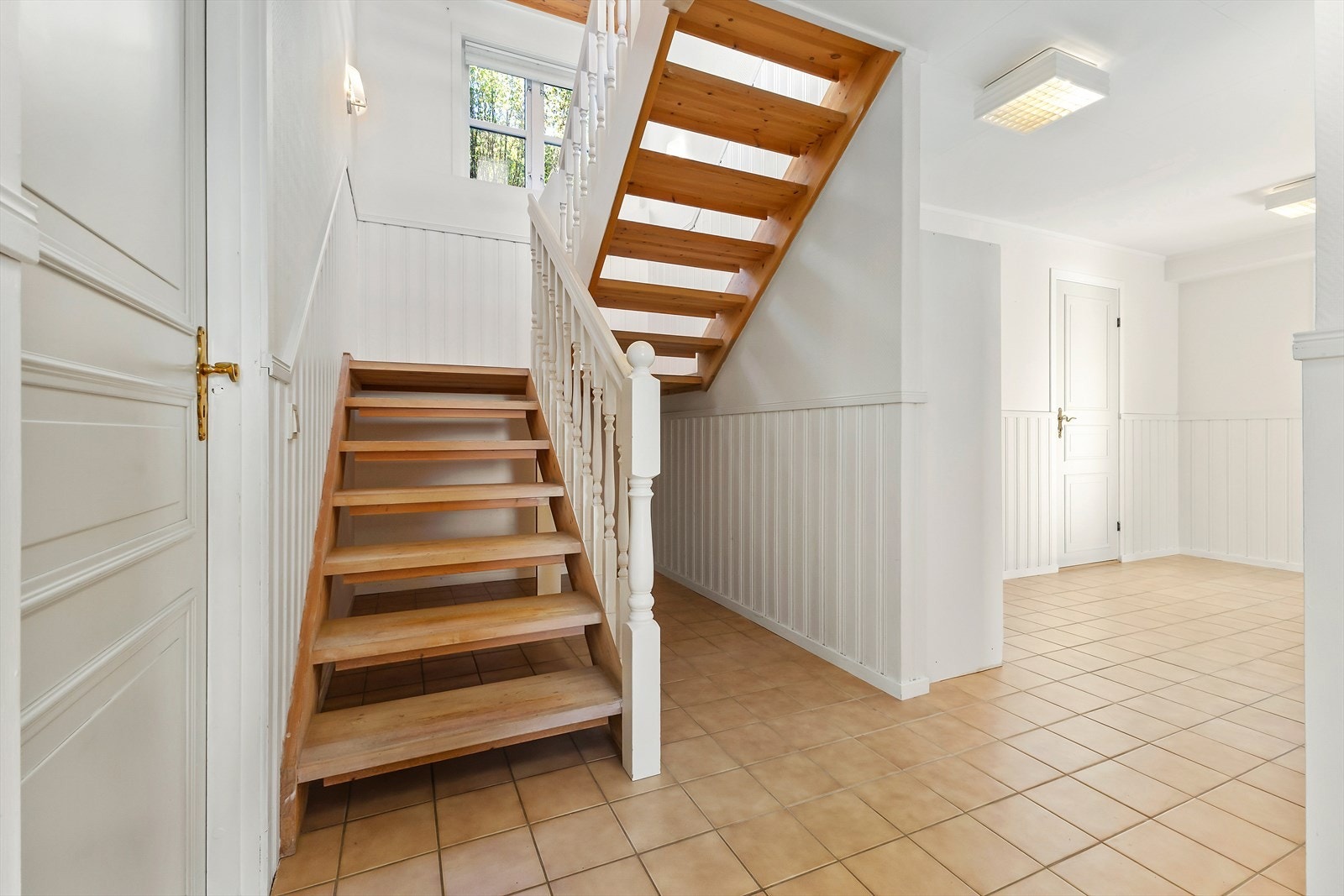 Romslig hall - her sett fra første etasje. Gode oppbevaringsmuligheter. Galleribilde