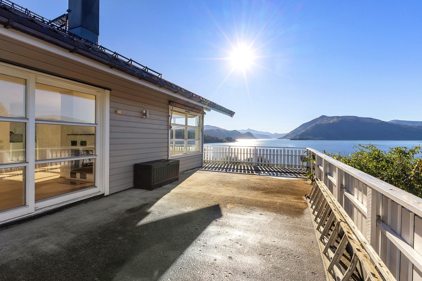 Fra stua er det utgang til denne flotte altan på hele 74kvm. Galleribilde