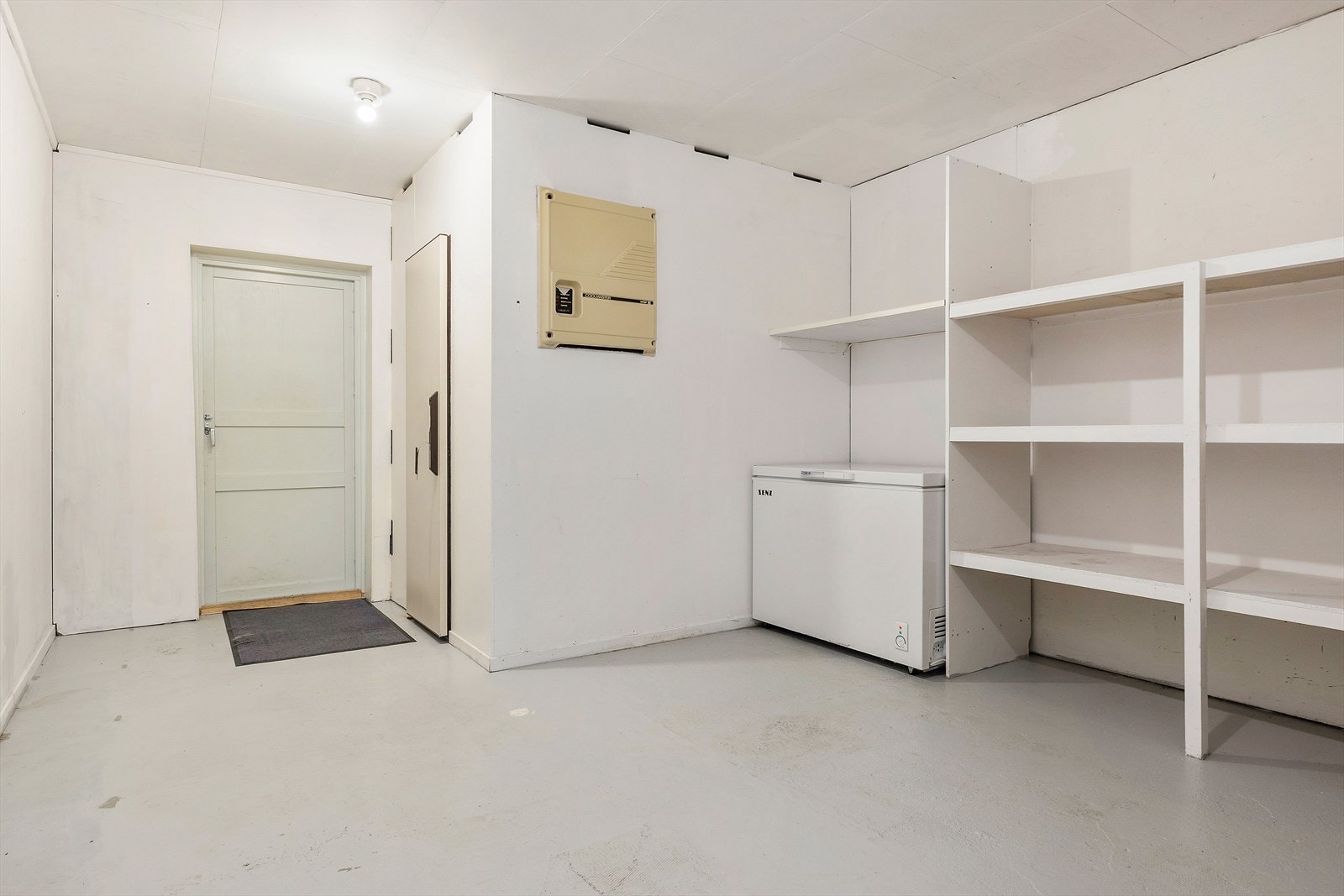 Eget kjølerom med panelte vegger og belegg på gulv. Kjøleaggregat av merket Coolmaster/norkjøl. Galleribilde