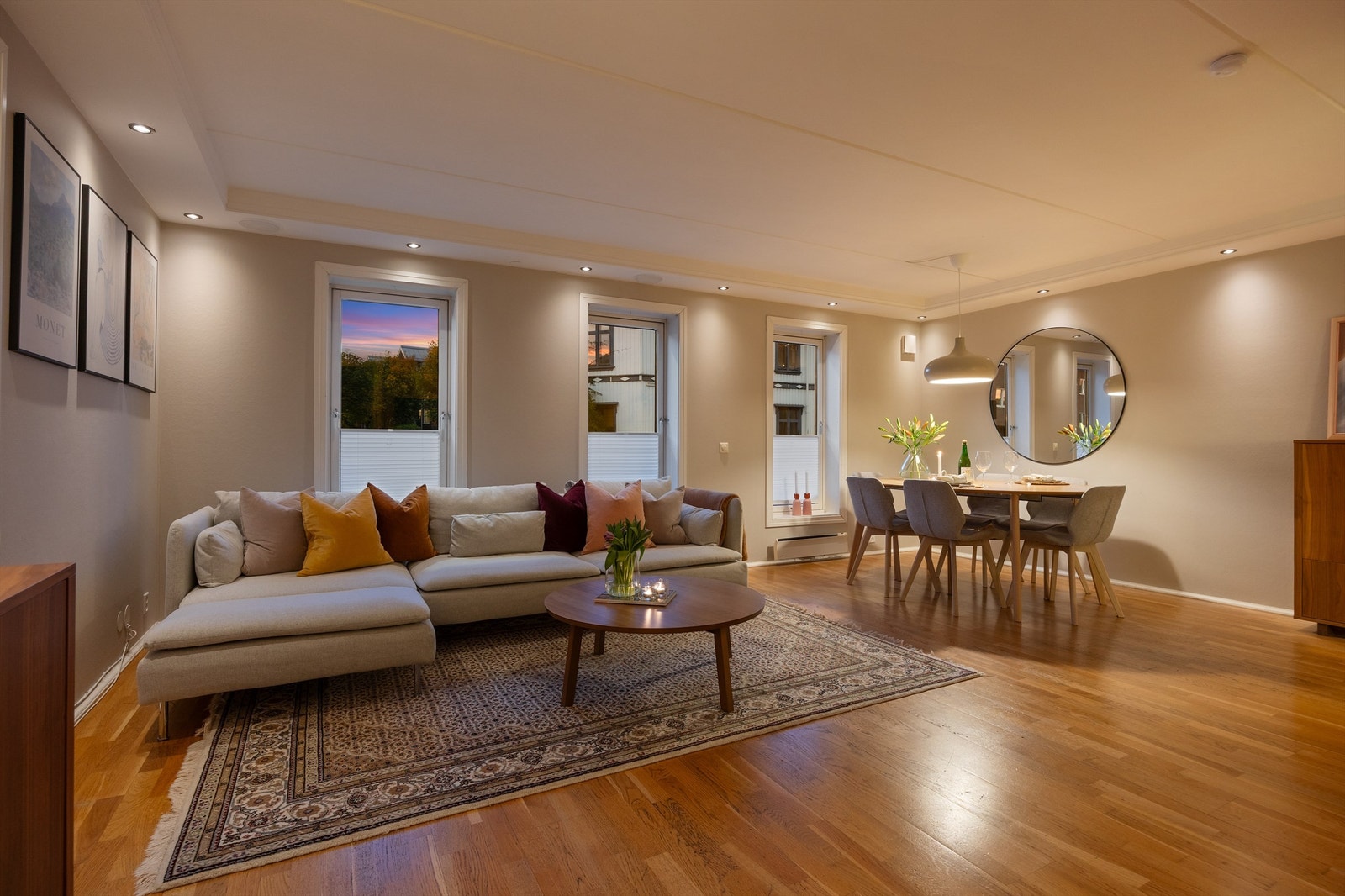 Boligen har gjennomtenkt plassering av lamper og downlights, dette kommer frem når dagslyset forsvinner. Galleribilde