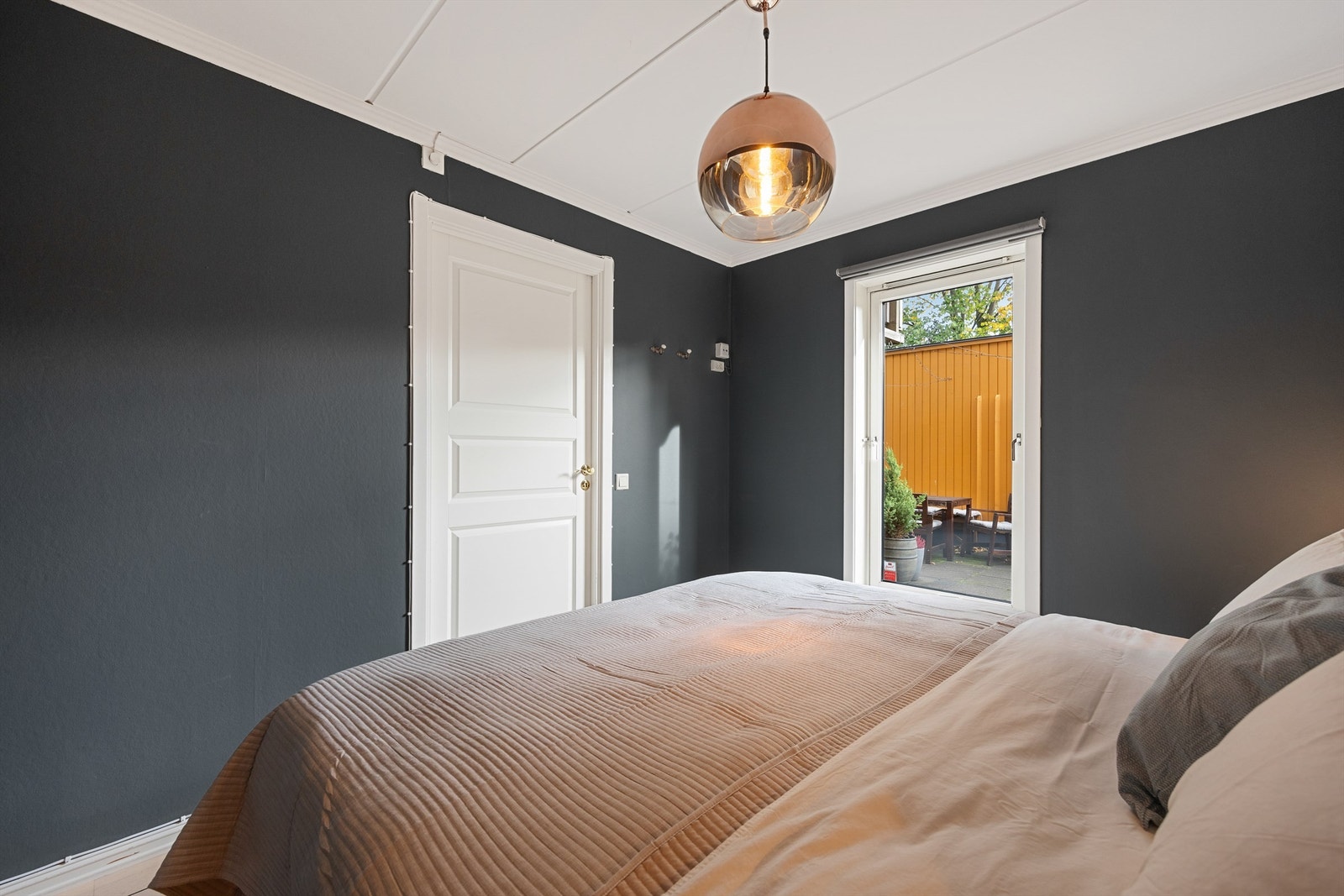 Rommet er holdt i lune og behagelige nyanser - perfekte for soverommet! Galleribilde