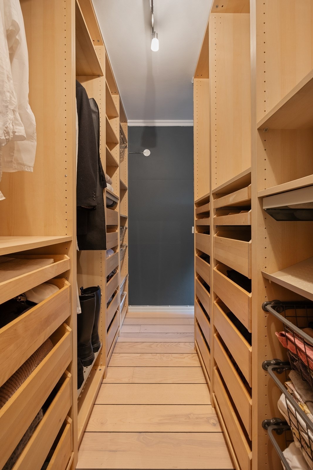 Stilrent walk-in closet med funksjonell planløsning Galleribilde