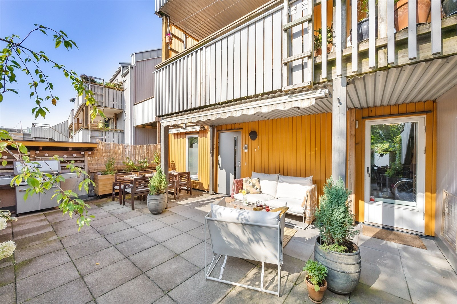 Selger informerer om gode solforhold med sol store deler av dagen og kvelden på sommerstid. Galleribilde