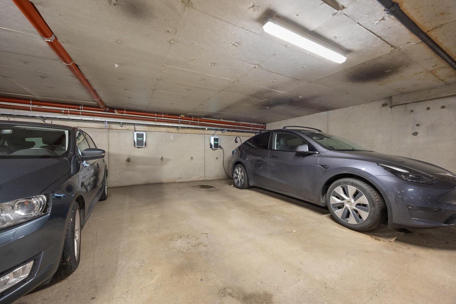 Garasjeplass i felles anlegg med ladepunkt for elbil. Galleribilde