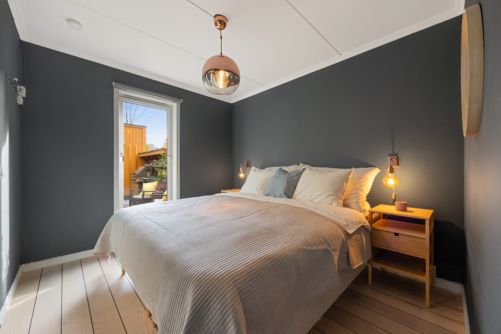 Romslig med god plass til dobbeltseng og nattbord. Galleribilde