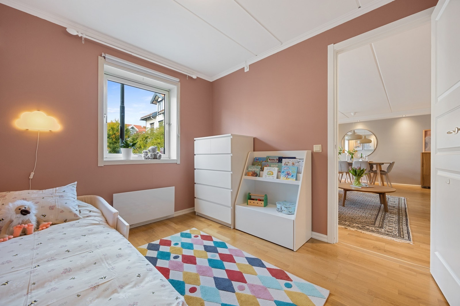 Trivelig barnerom med stor vindusflate som gir rikelig med dagslys. Galleribilde