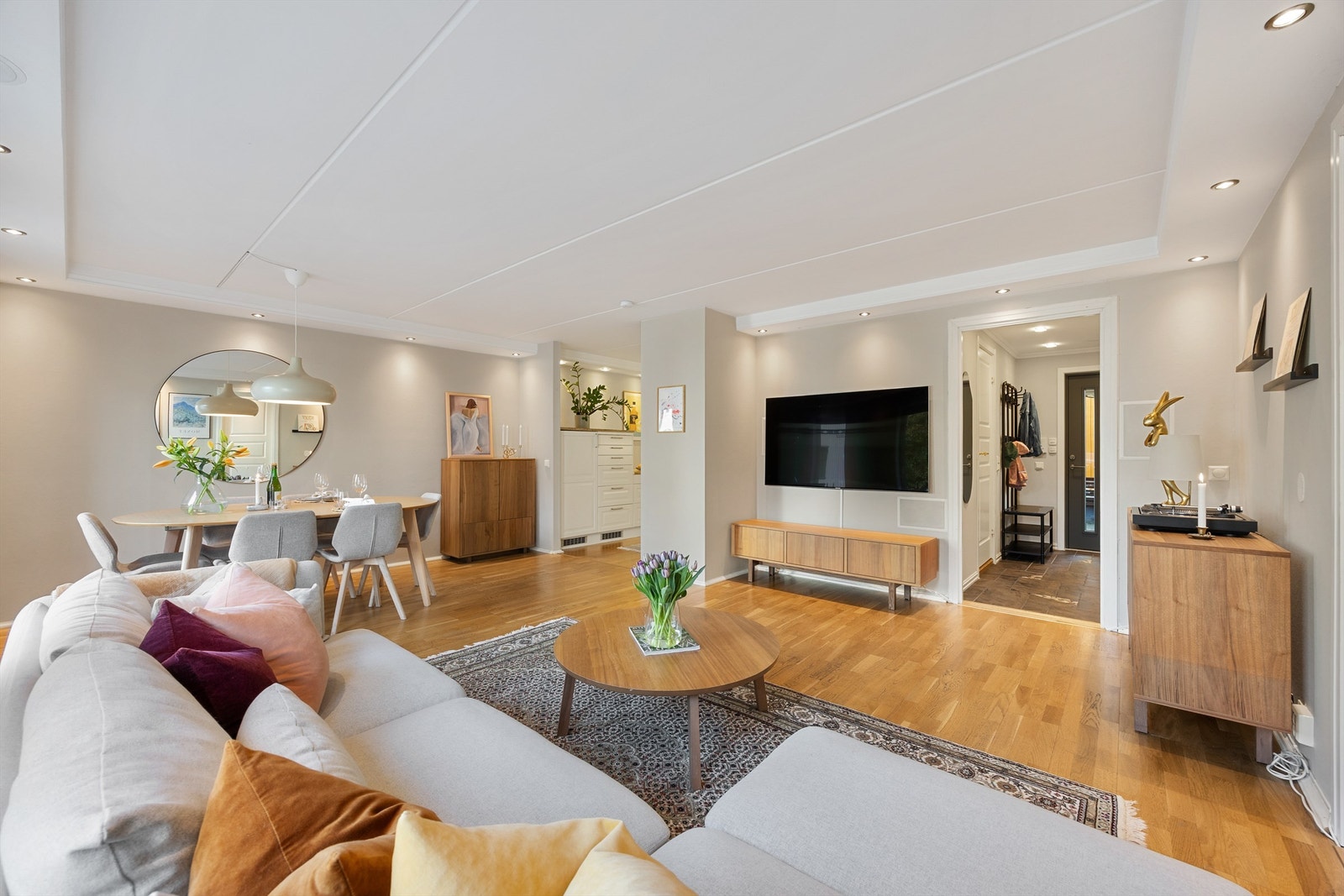 Leiligheten ligger i byggets 1. etasje med en stor uteplass på ca. 42 kvm. Stuen og kjøkkenet er i åpen løsning, men oppleves likevel noe adskilt grunnet rommets gode størrelse. Galleribilde