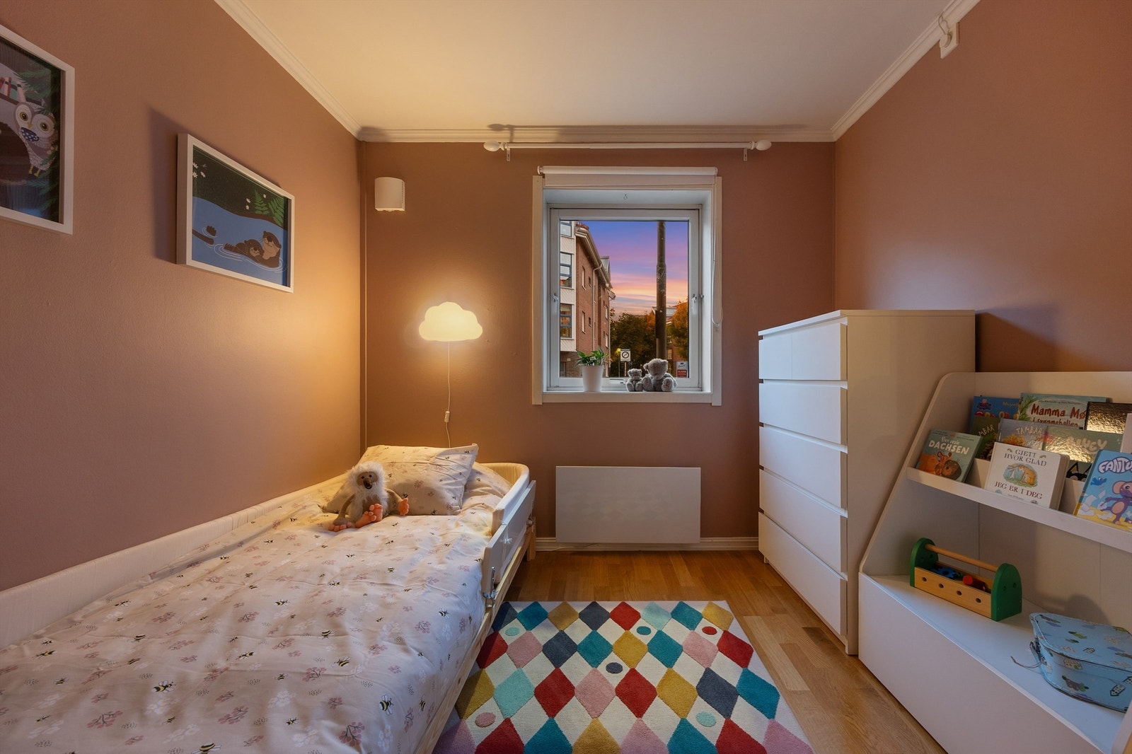 God plass til seng, oppbevaring og lekeområde. Galleribilde
