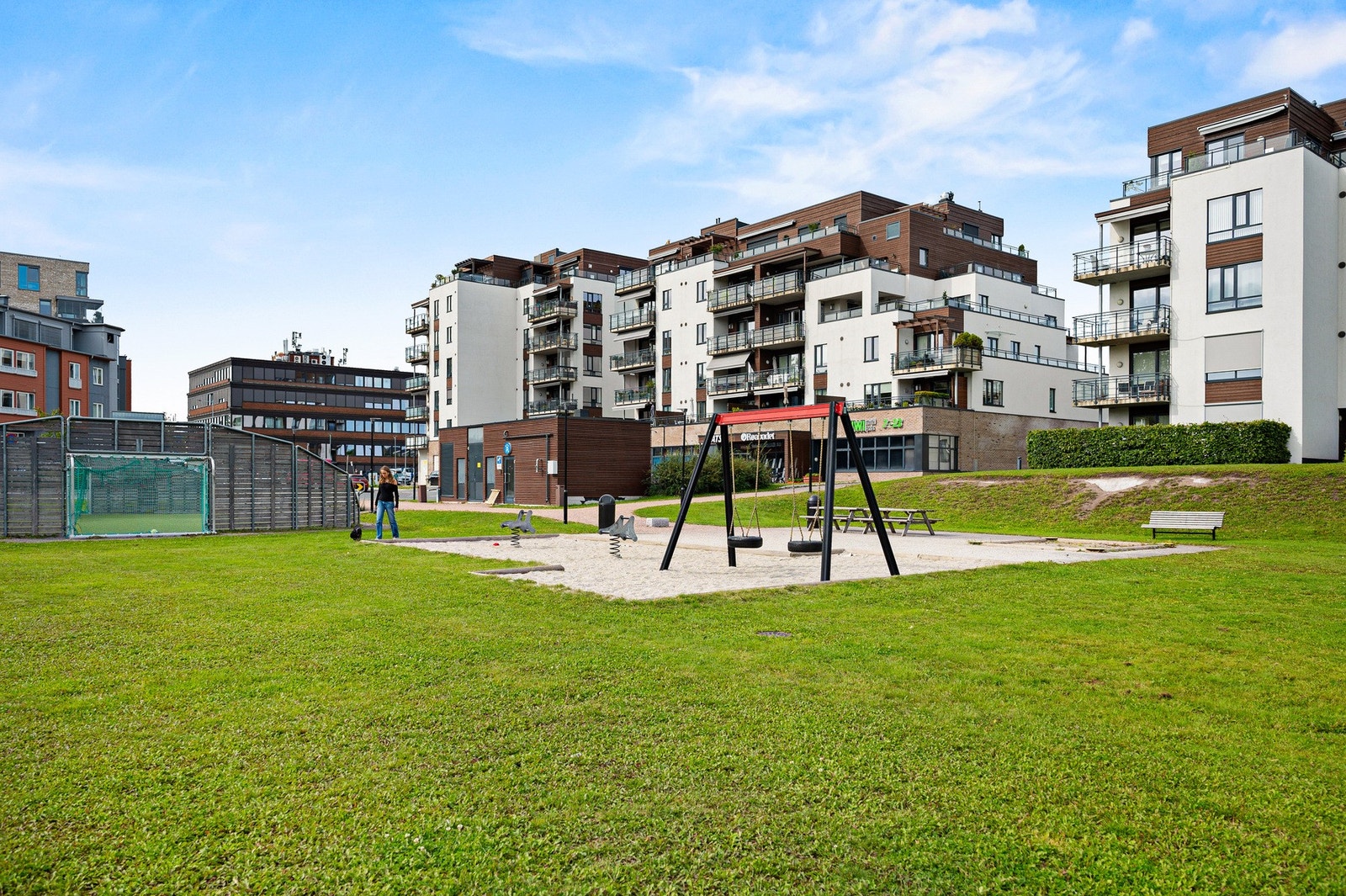 Flotte, grønne uteområder omgir nabolaget og gir rom for både lek og rekreasjon. Galleribilde