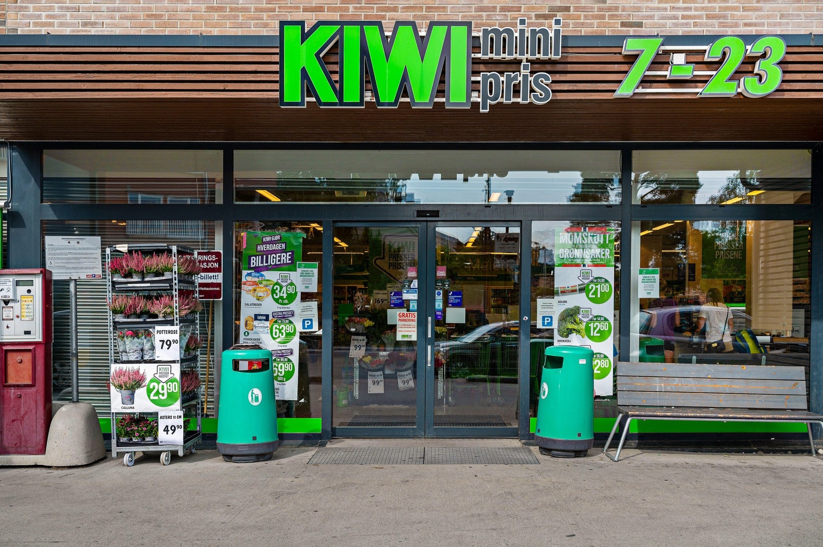 Dagligvareforretningen Kiwi er kun et steinkast unna boligen. Videre er det også Coop mega, Meny, Joker og Rema 1000 ved gangavstand. Galleribilde
