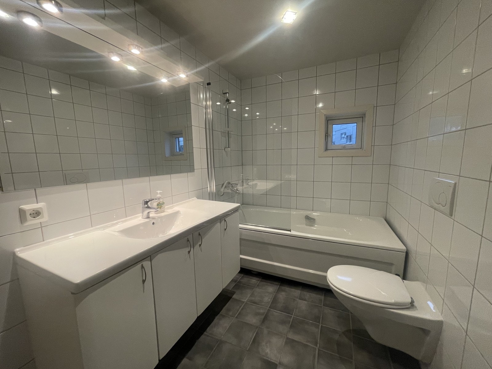 Bad med badekar og vegghengt wc Galleribilde