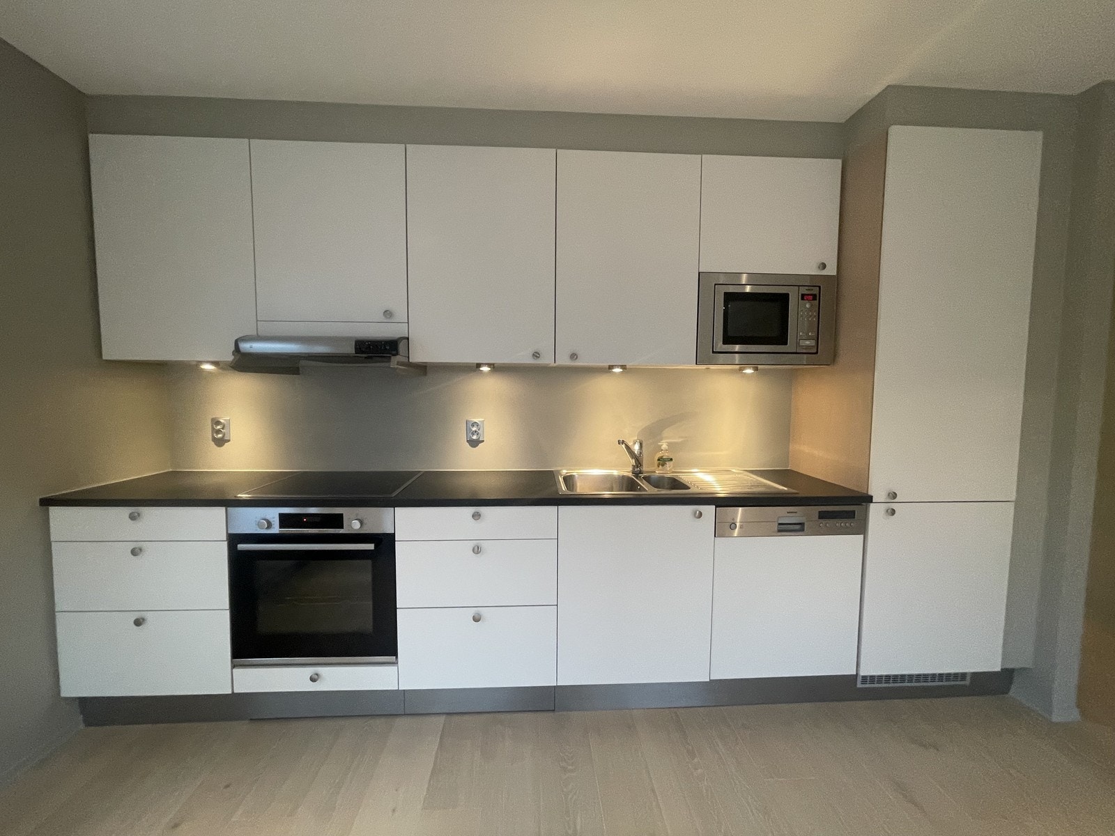 Kjøkken med integrerte hvitevarer Galleribilde