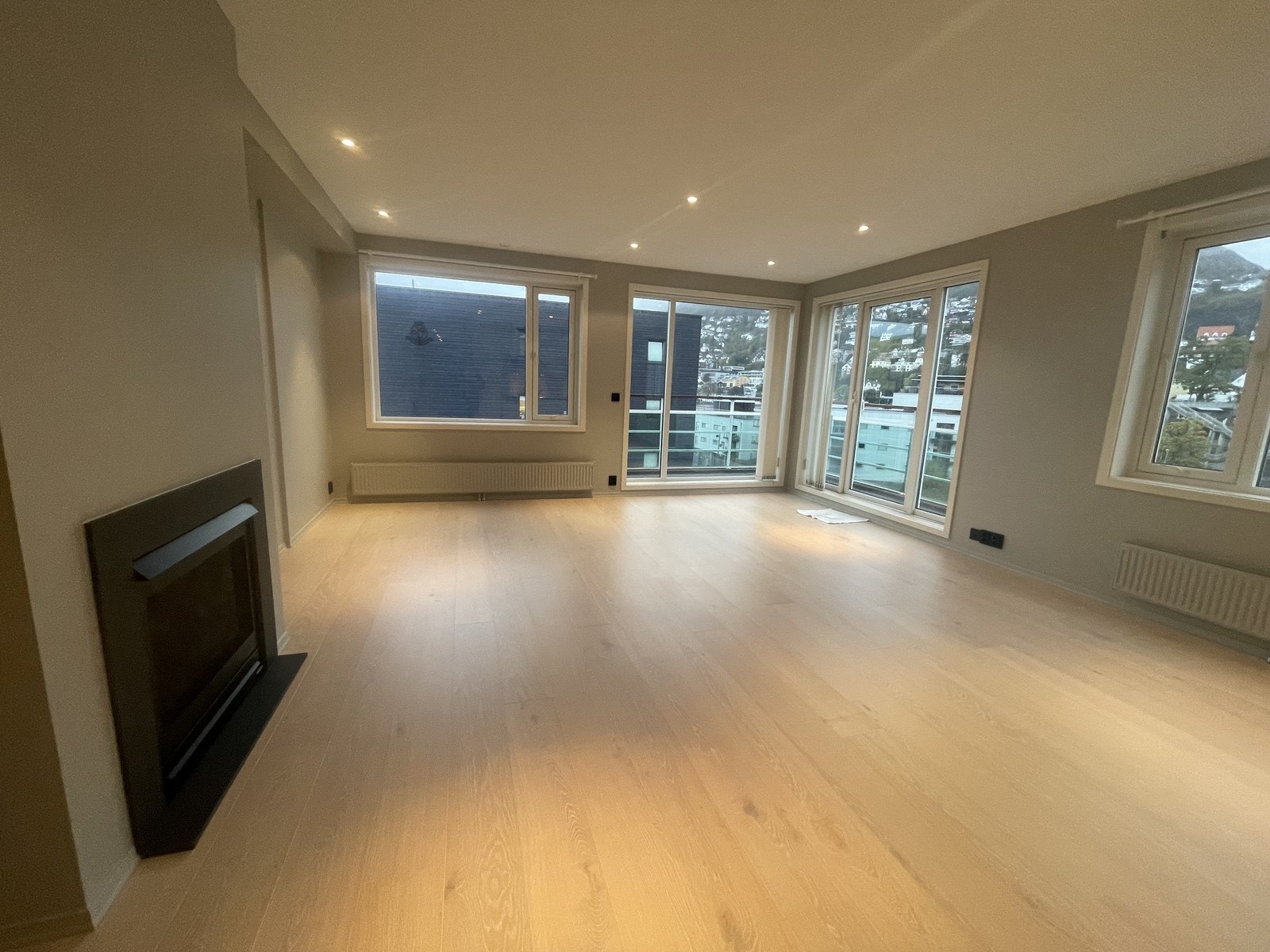 Stue med utgang til terrasse med nydelig utsikt Galleribilde