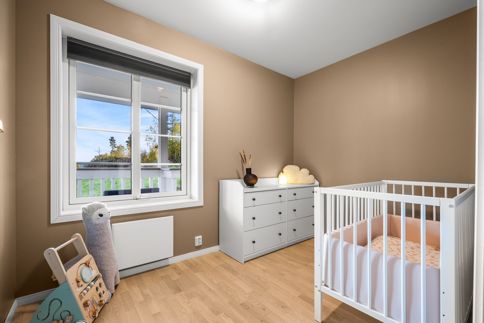 Soverom i 2. etasje med areal som passer godt til barnerom. Galleribilde