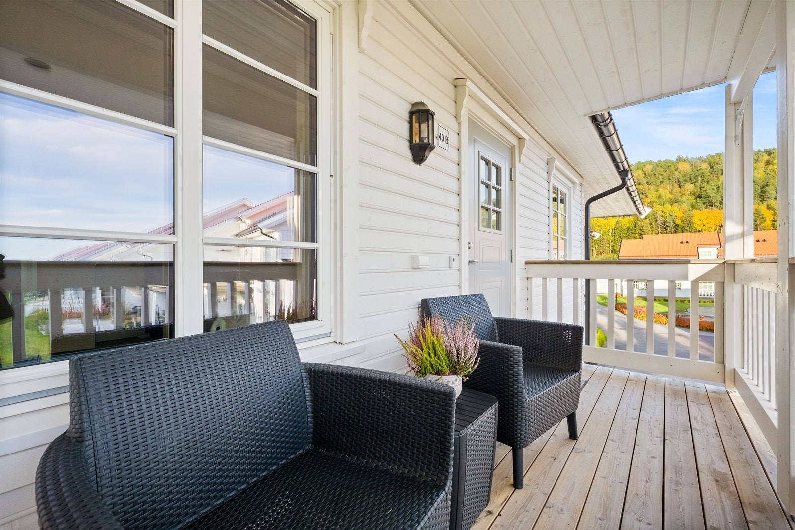 Overbygget inngangsparti med plass til sittegruppe. Galleribilde