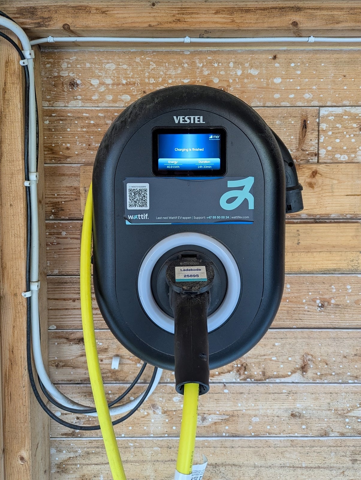 Det er montert elbil-lader på parkeringsplassen. Galleribilde