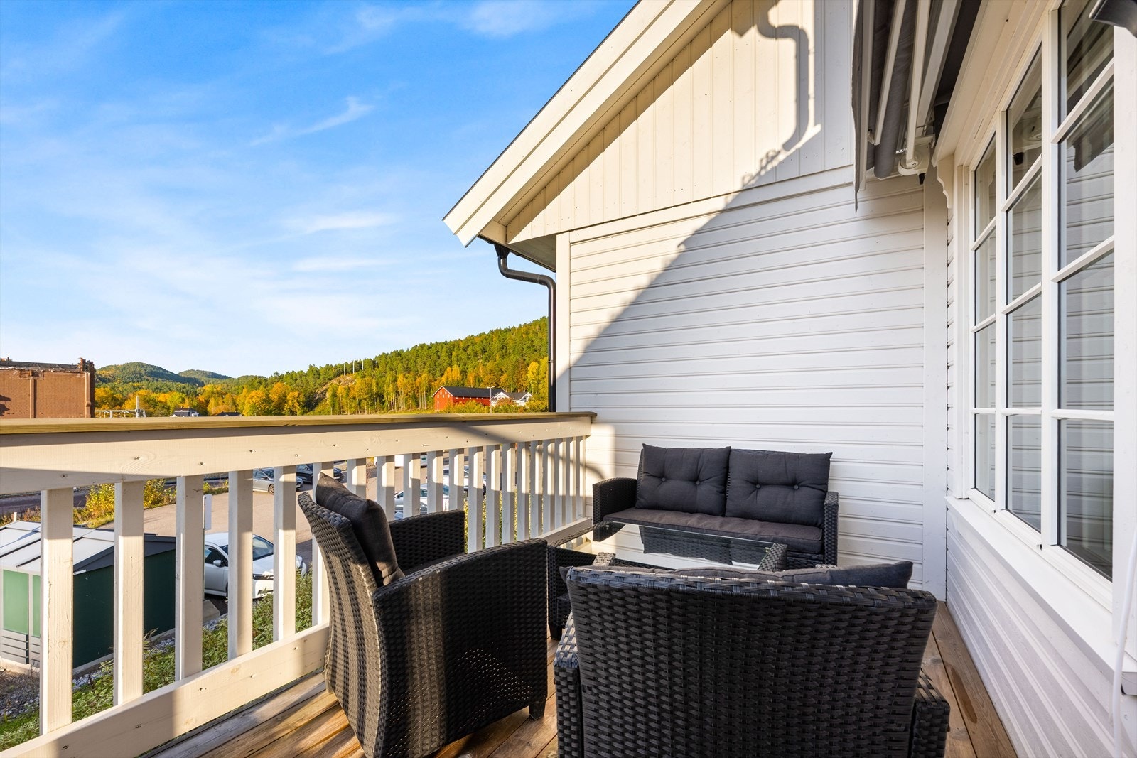 Det er praktisk markise på balkongen og god plass til ønskede utemøbler. Galleribilde