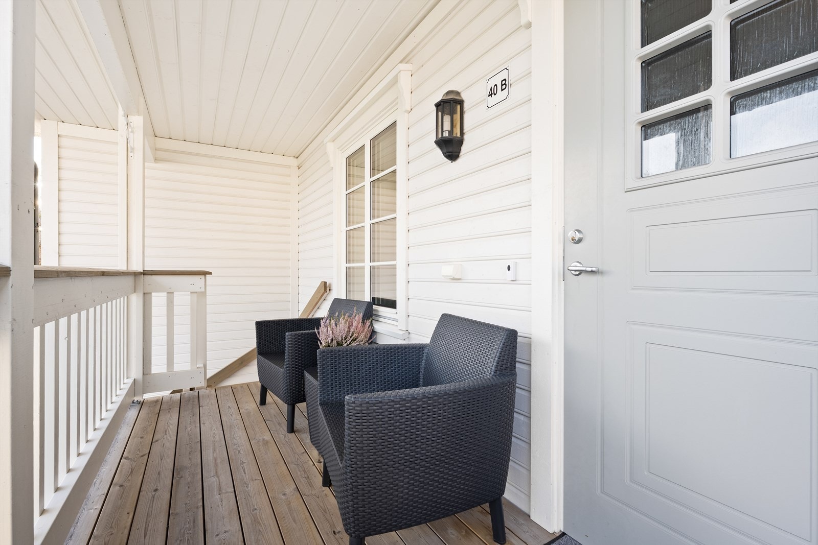 Hyggelig veranda i forbindelse med inngangspartiet. Galleribilde