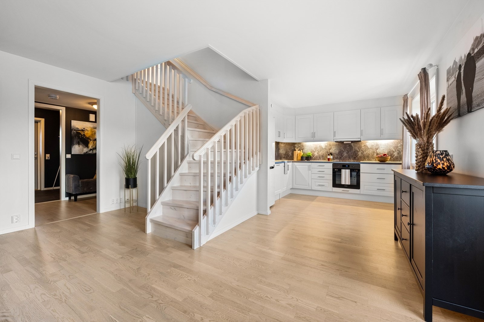 Åpen, sosial kjøkkenløsning. Galleribilde