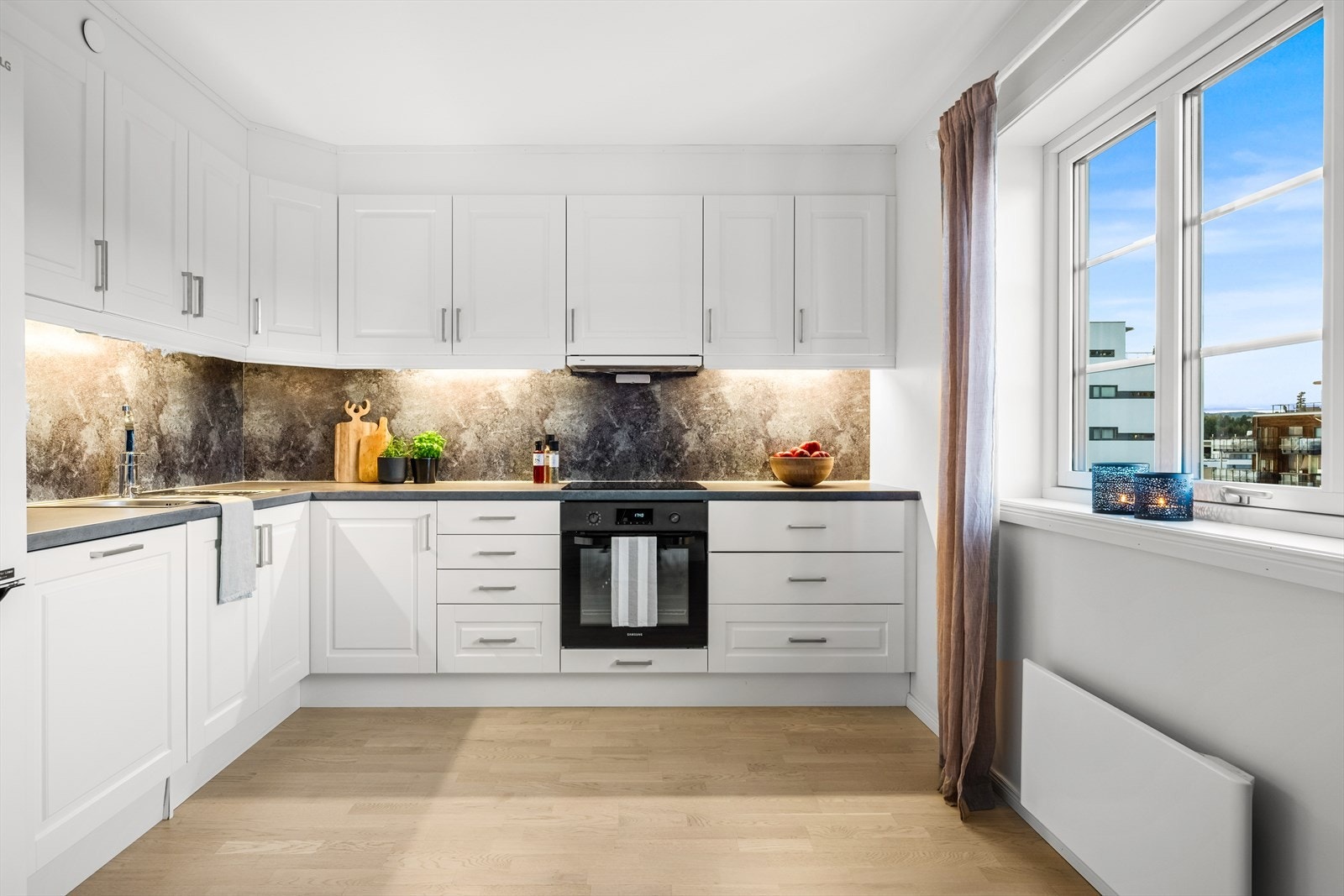 Benkeplaten er i slitesterk laminat. Galleribilde