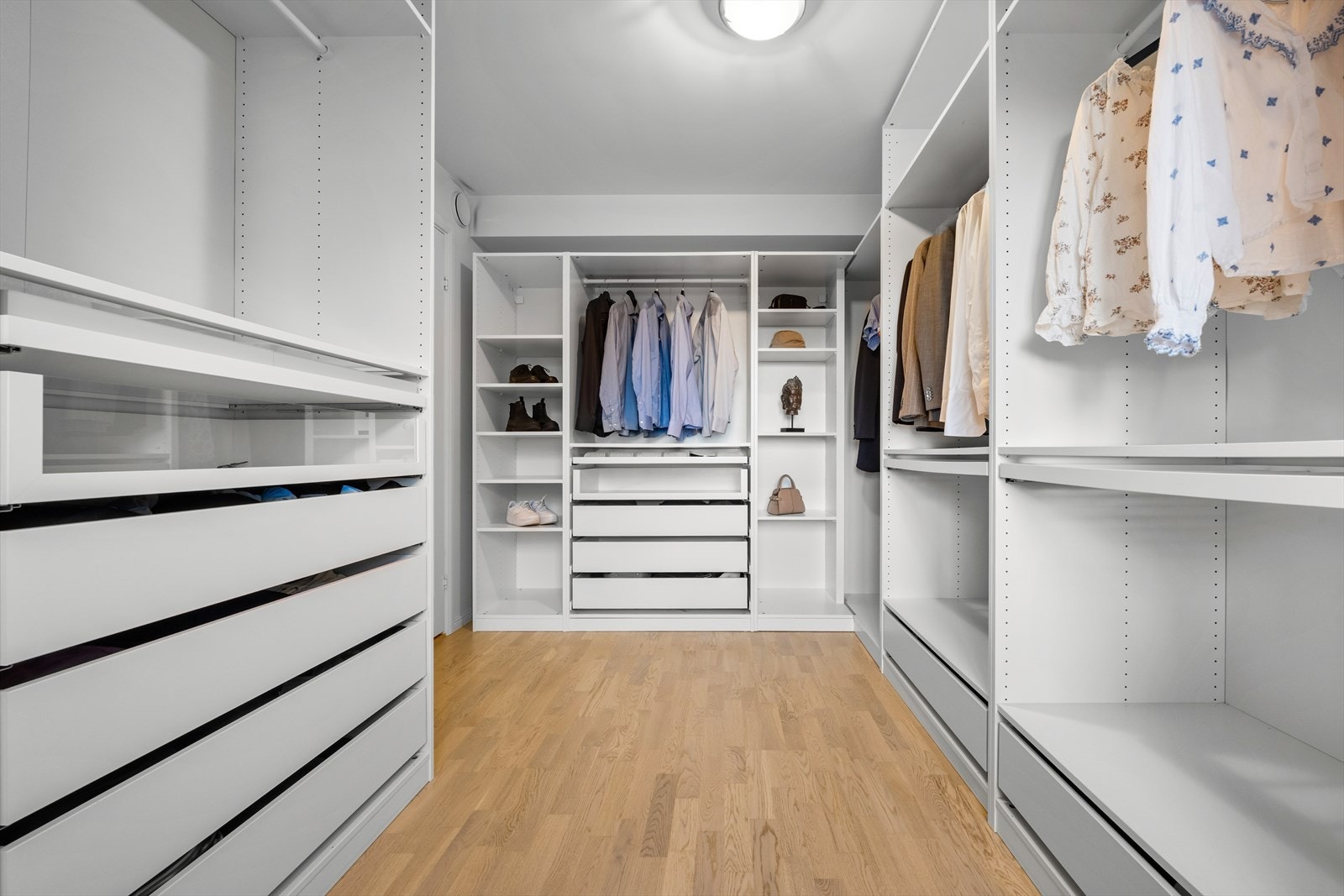 Soverom 2 i 2. etasje er i dag innredet som garderobeavdeling. Galleribilde