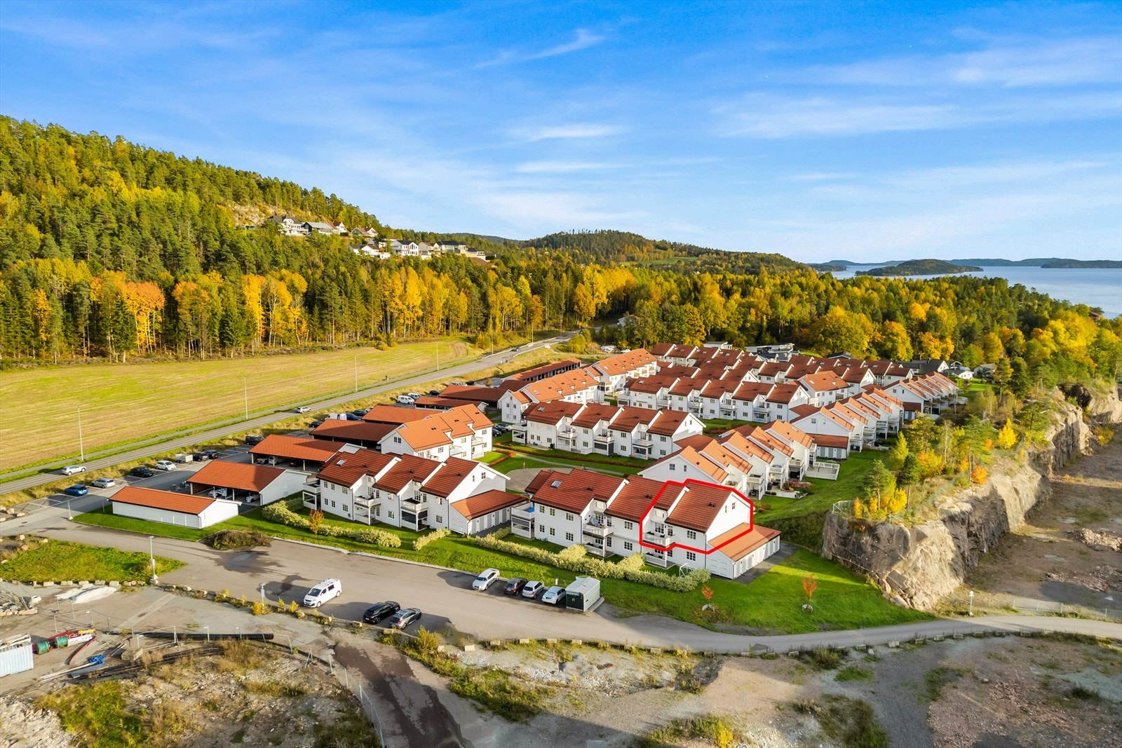 Leiligheten ligger som endeleilighet og går over 2. etasje og loftsetasje. Galleribilde