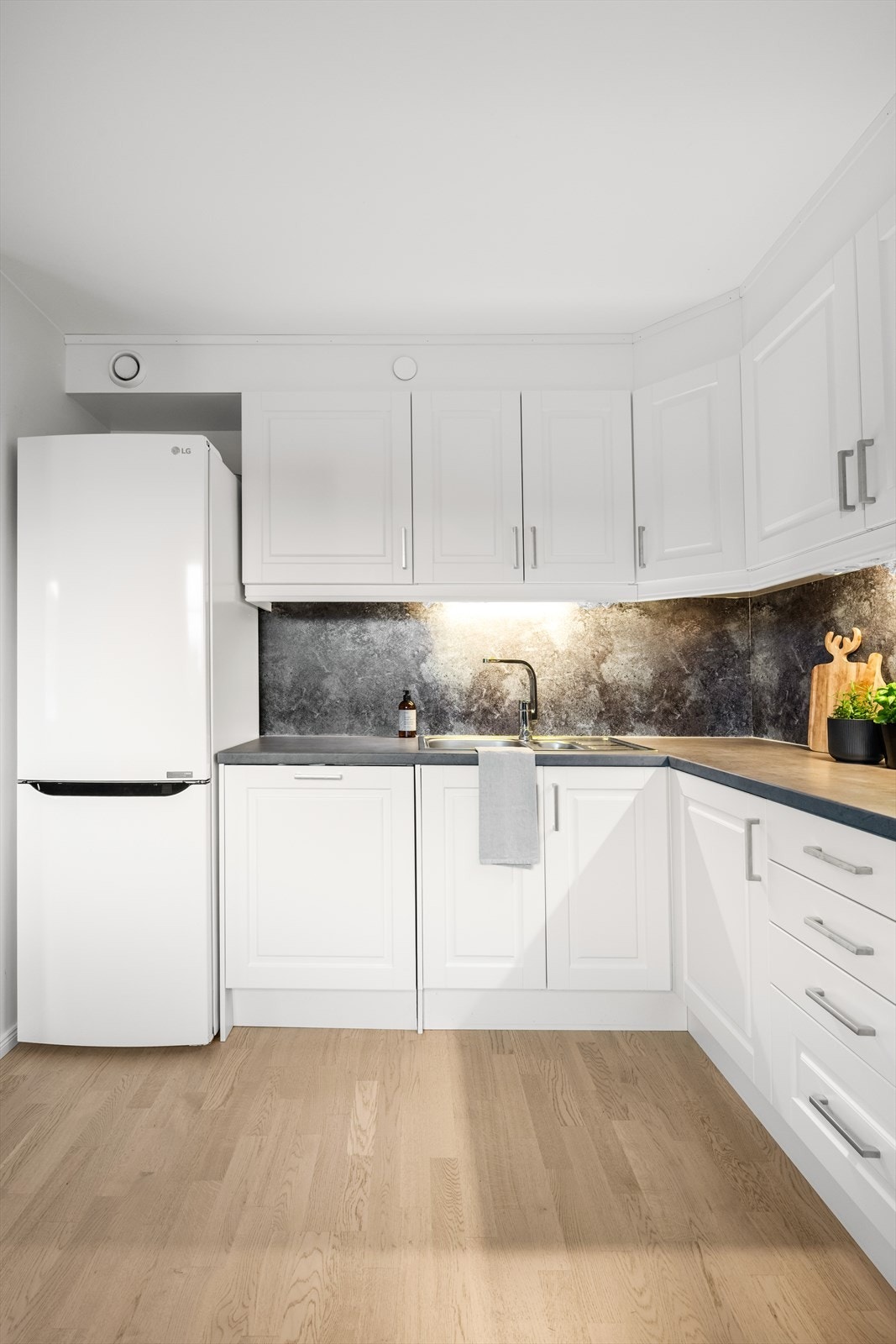 Pent kjøkken i hvitt. Galleribilde