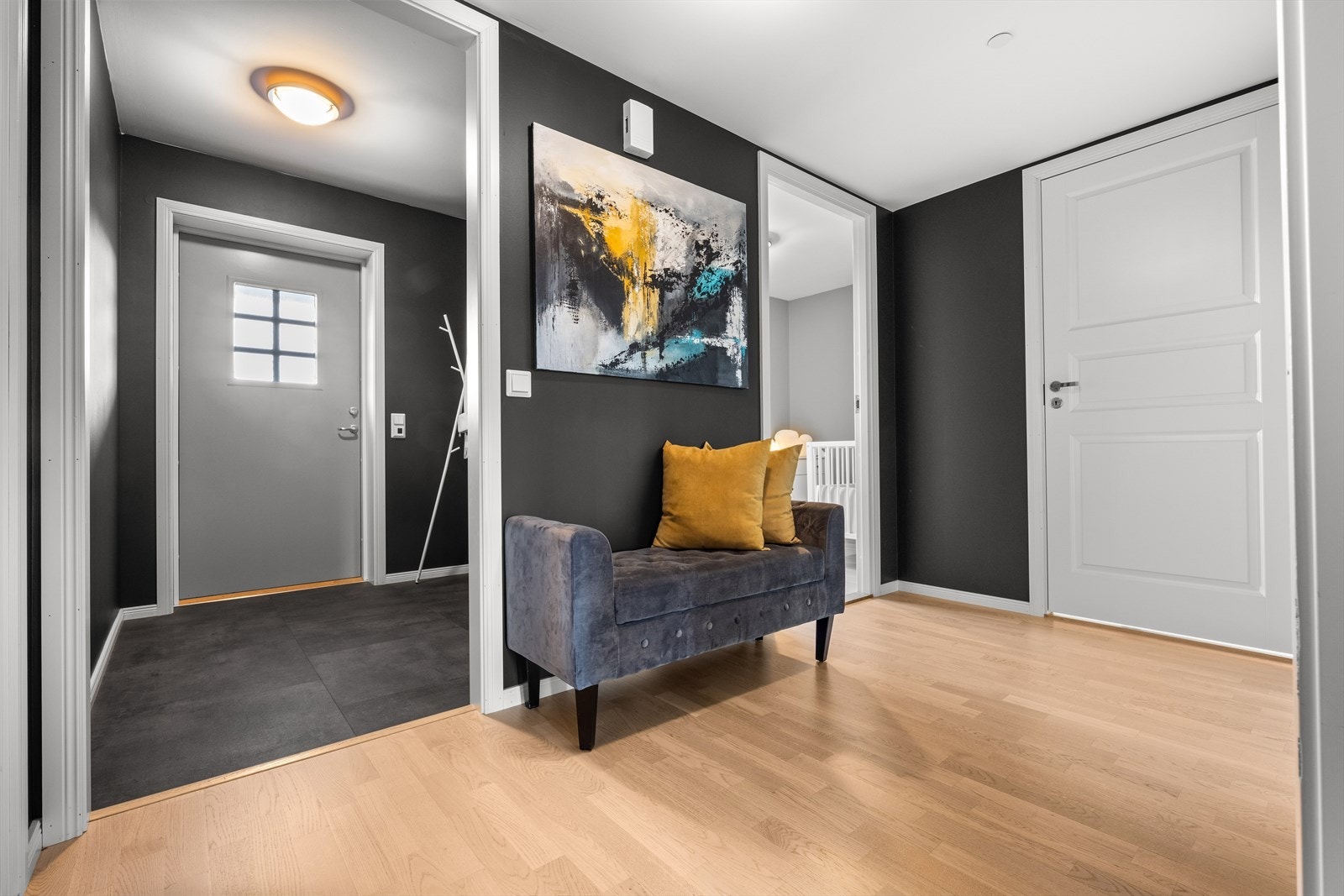 Hovedsakelig malte veggflater i en moderne fargepalett. Galleribilde