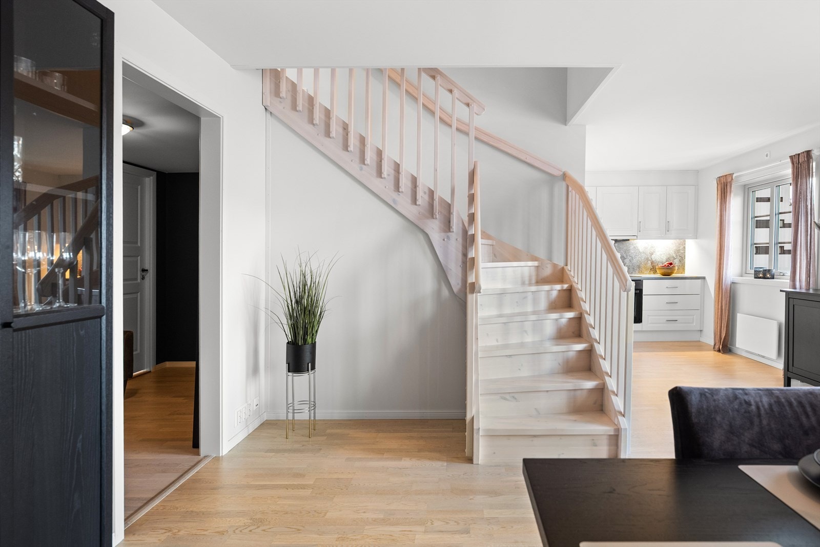 Solid trapp leder opp til boligens loftsetasje. Galleribilde