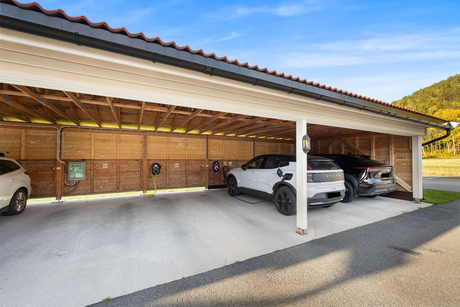 Egen parkering i carport. Galleribilde