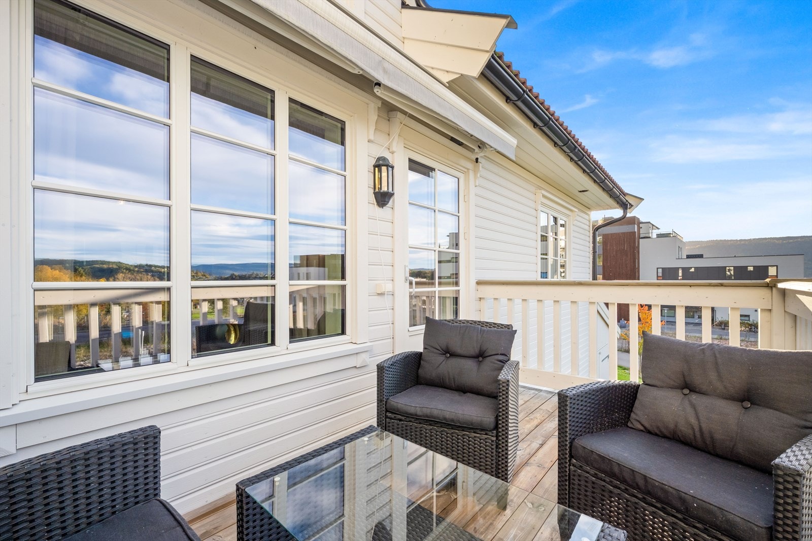 Utgang fra stuen til balkong. Galleribilde