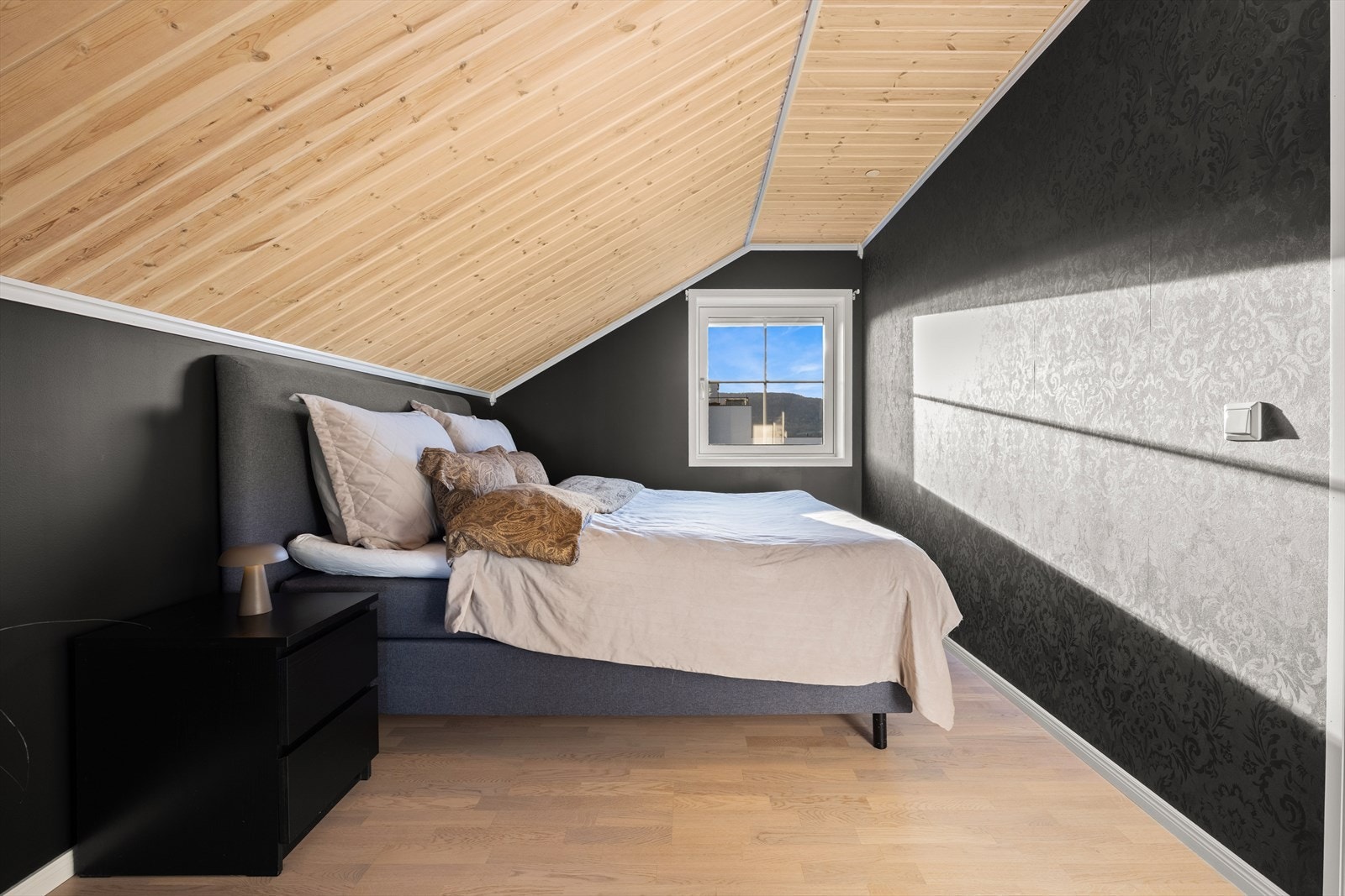 Soverom loftsetasjen er i en mørk fargepalett for god nattesøvn. Galleribilde