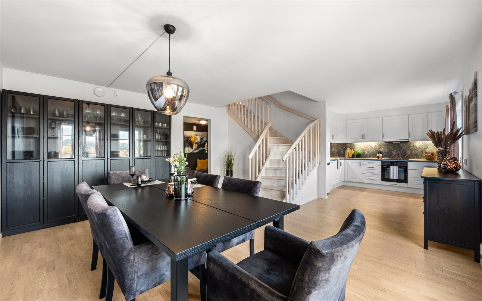 Åpen, sosial løsning mellom spisestue og kjøkken. Galleribilde