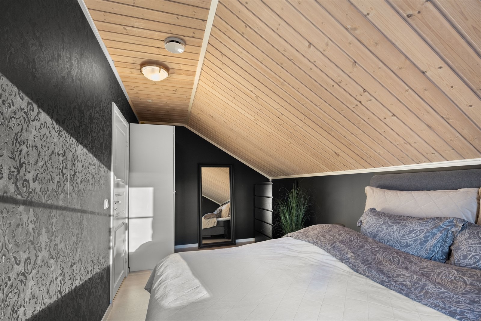 Soverom loftsetasje med garderobeskap. Galleribilde