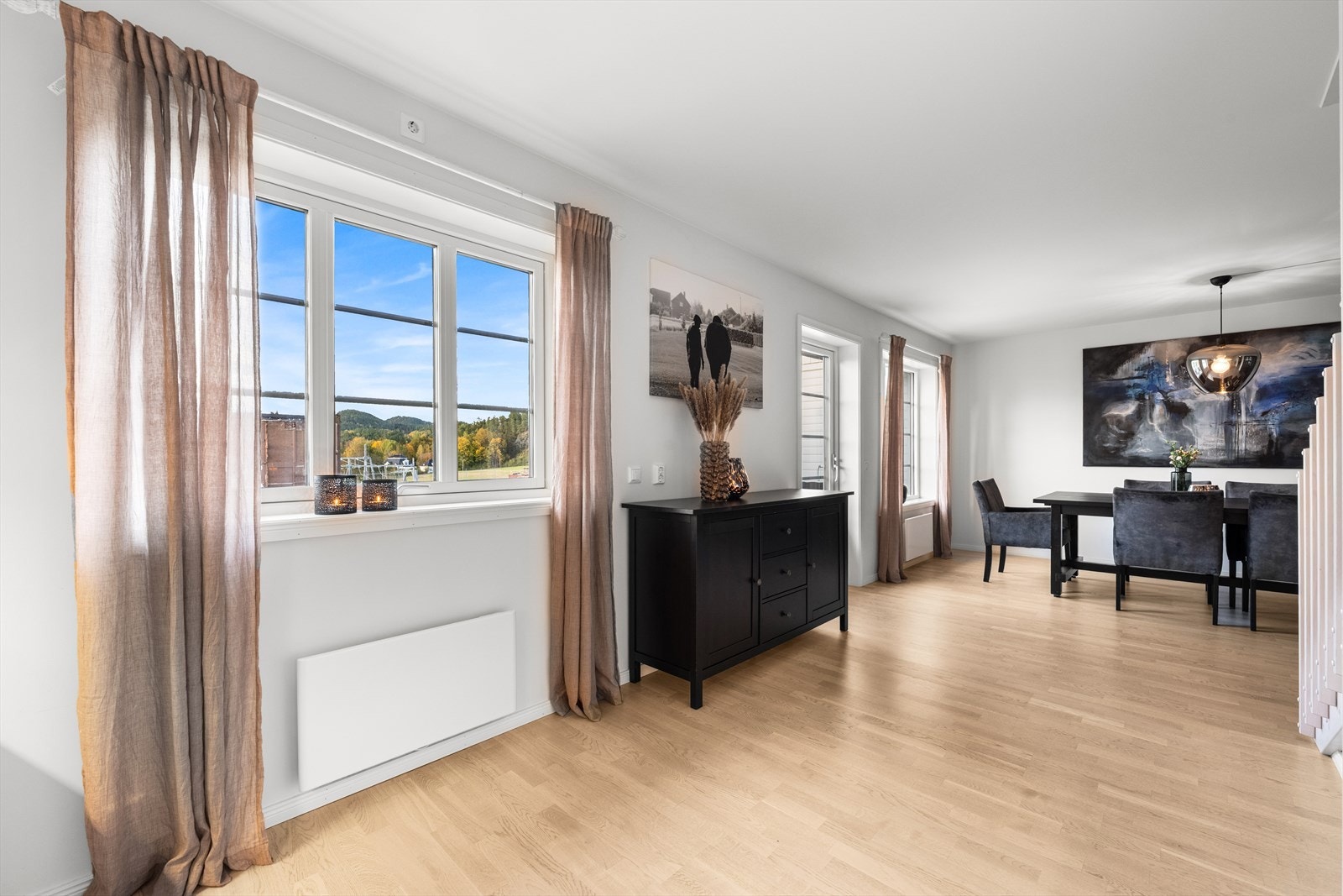 Store vindusflater sikrer godt, naturlig lys. Galleribilde