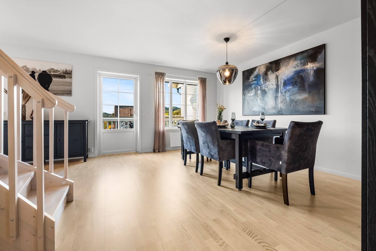 Utgang til balkong fra stuen. Galleribilde