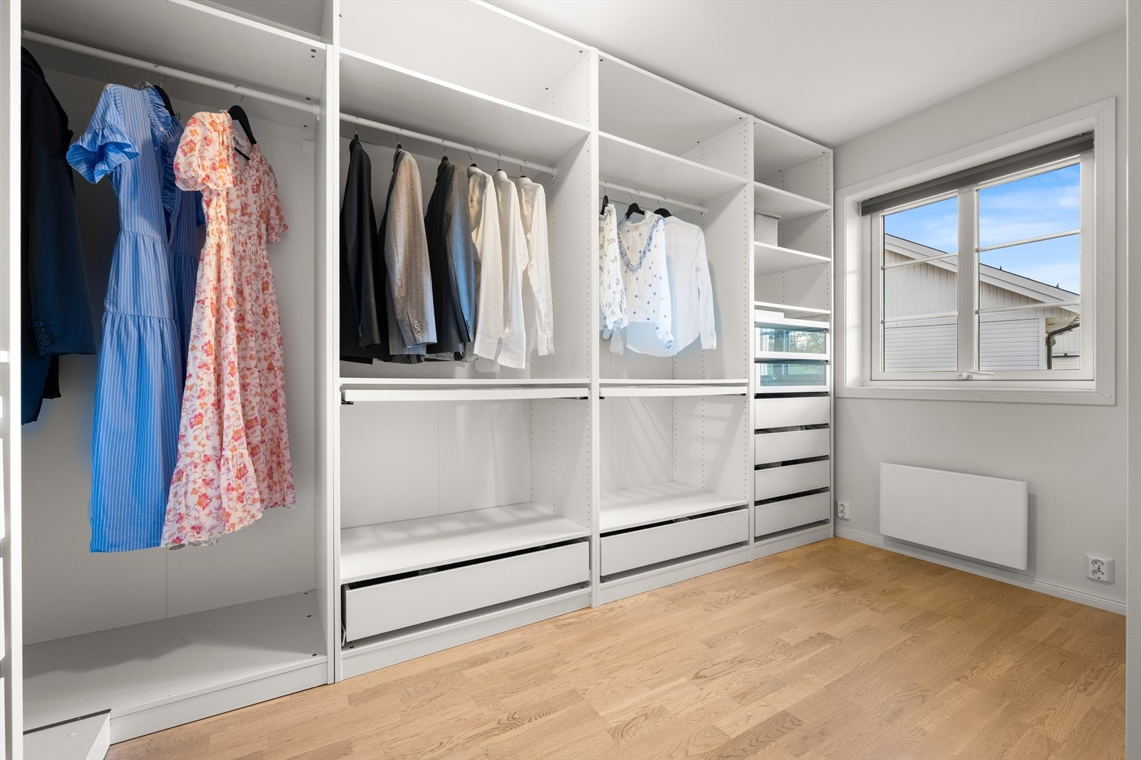 Soverom 2 i 2. etasje er i dag innredet som garderobeavdeling. Galleribilde