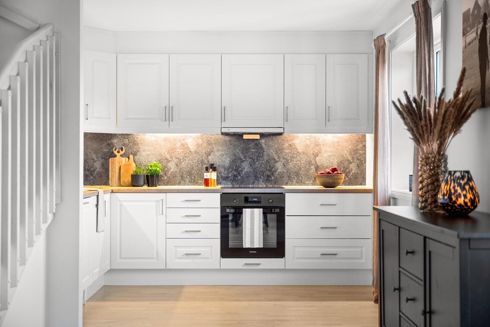 Klassisk kjøkkeninnredning med profilerte fronter og godt med skapplass. Galleribilde