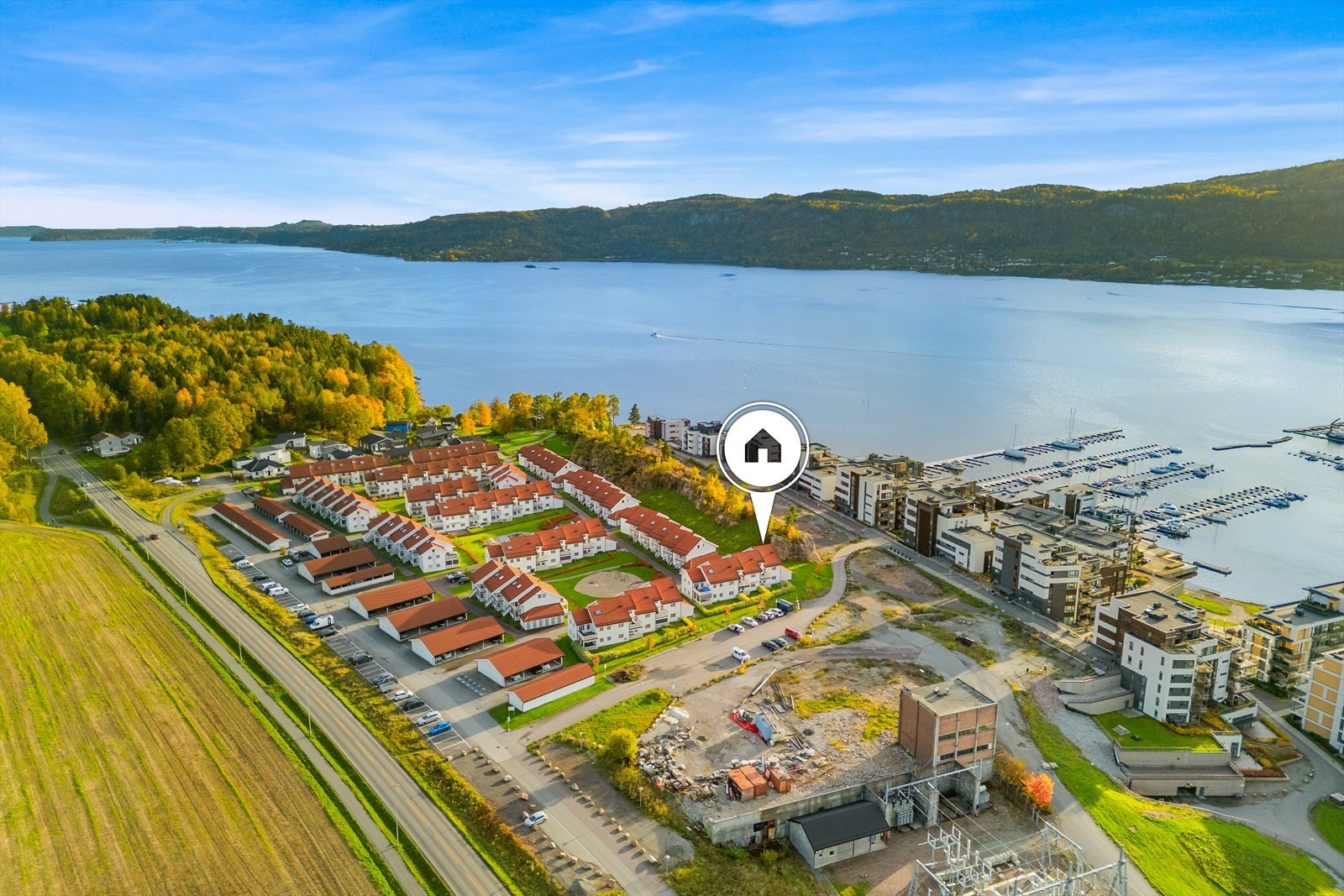 Her bor du i et rolig og naturnært boligområde med kort vei til sjø, båthavn, badeplasser og flotte turområder. Galleribilde