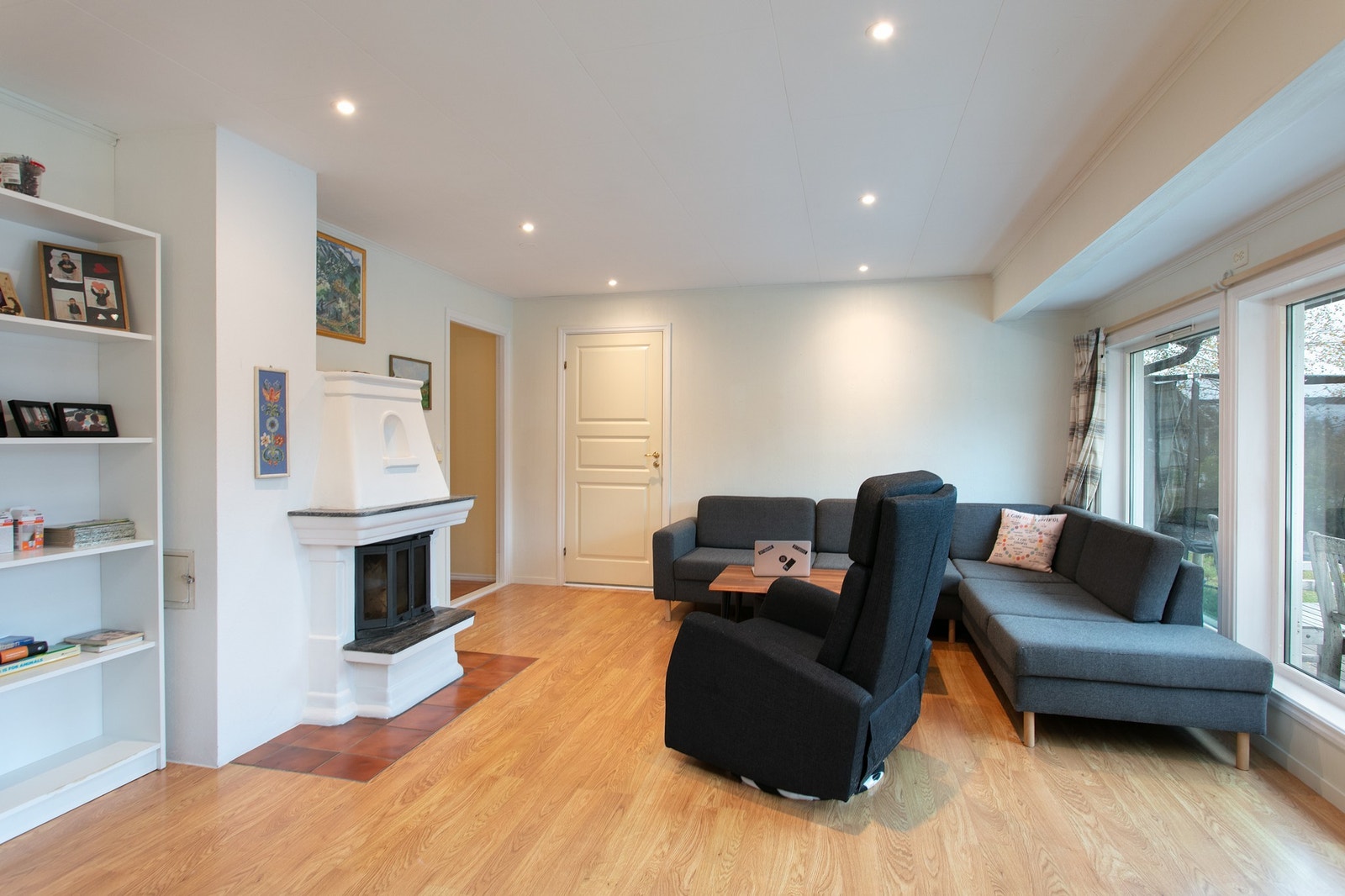 Lys stue med store vindu. Peisovn Galleribilde