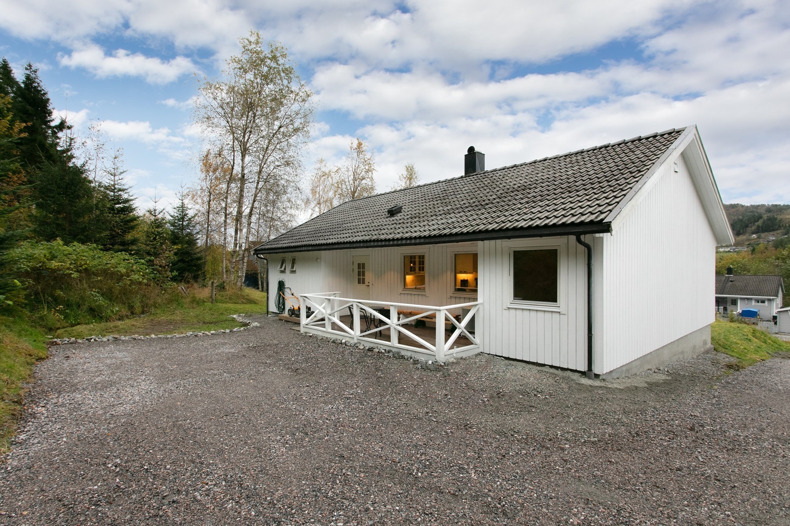 Fasade mot Sør. Inngangsparti, terrasse og stor parkering Galleribilde