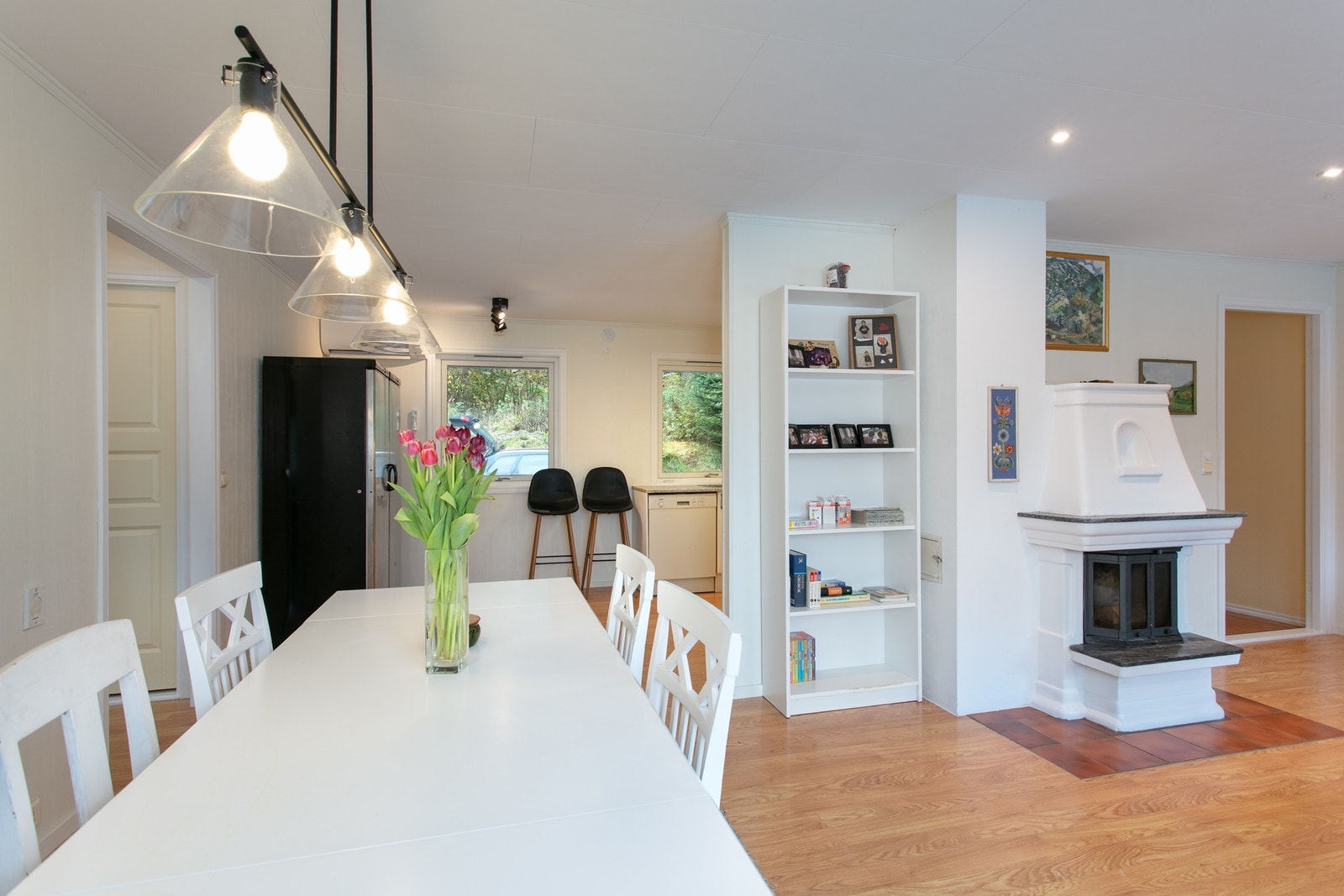 Stue og kjøkken med åpen løsning. Montert varmepumpe siste år. Galleribilde