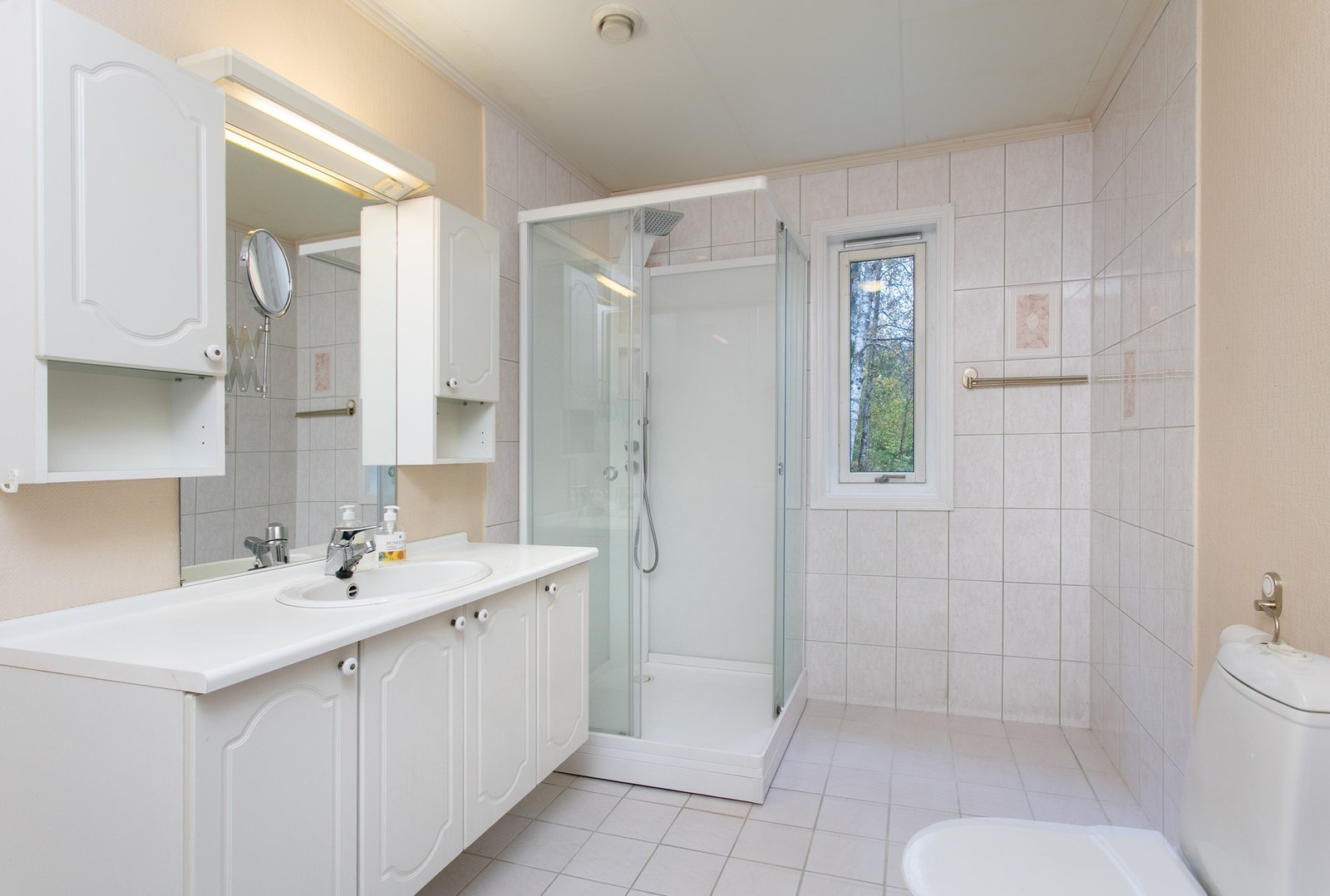 Baderom - fornyet med dusjkabinett siste år Galleribilde