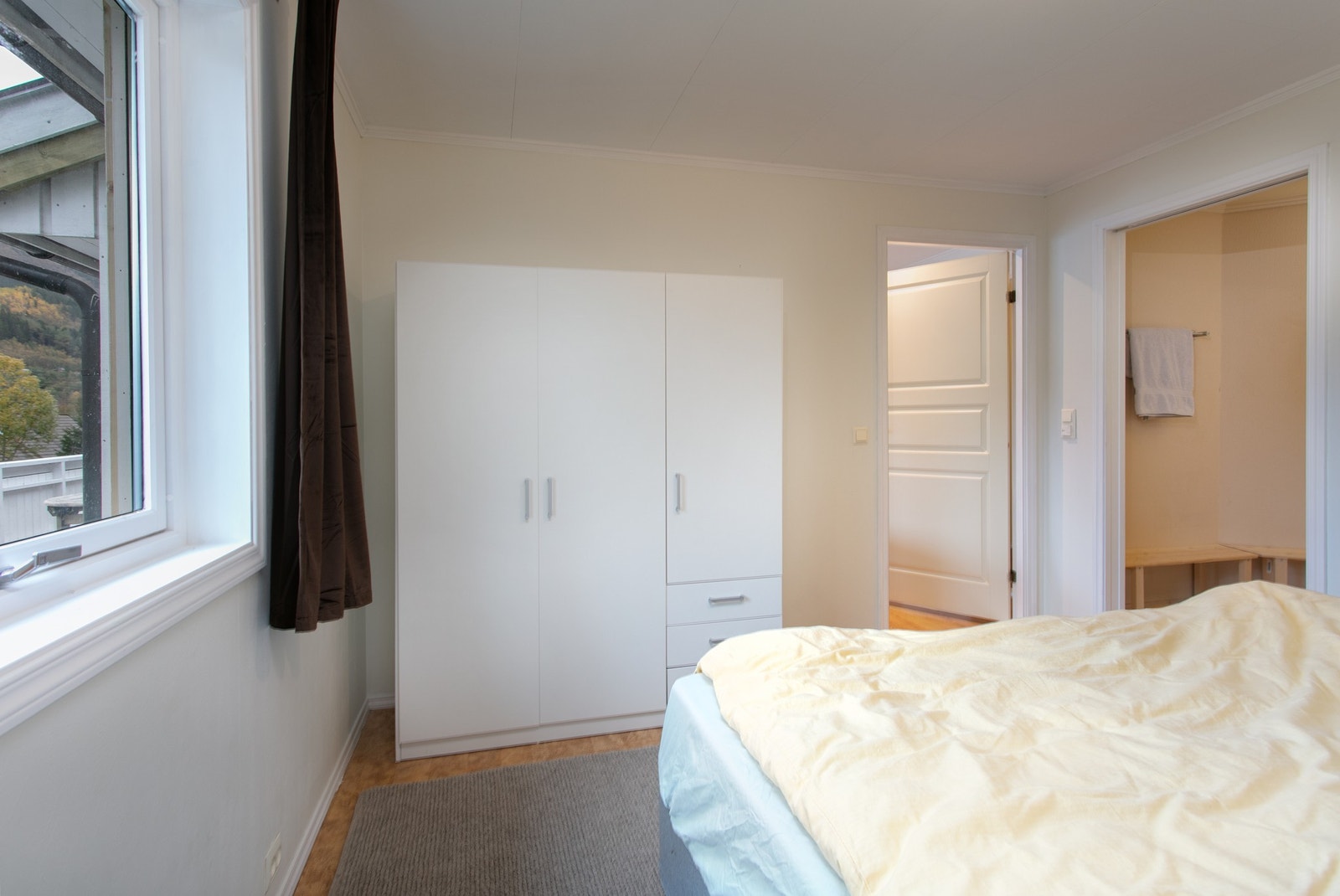 Hovedsoverom med inngang til baderom Galleribilde