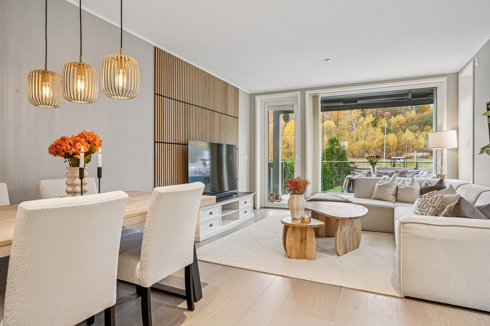 Flott stue med god plass til sofaløsning med tilhørende møblement. Galleribilde