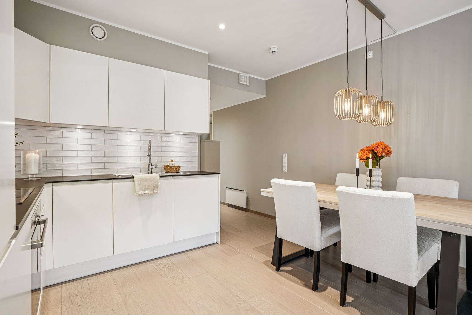 Alle hvitevarer integrert samt nedfelt platetopp. Galleribilde