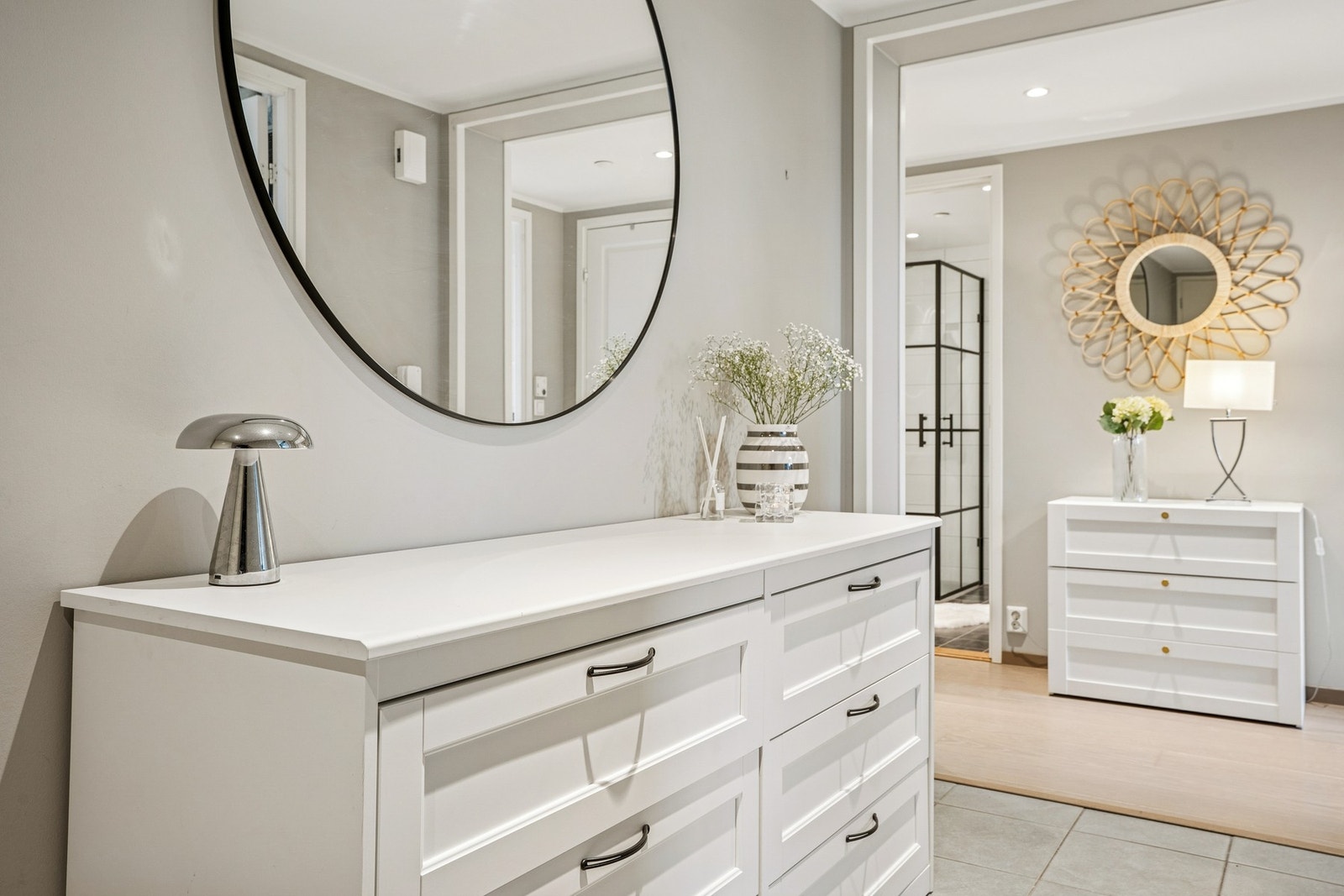 Leiligheten ønsker deg velkommen inn gjennom en innbydende entré. Galleribilde