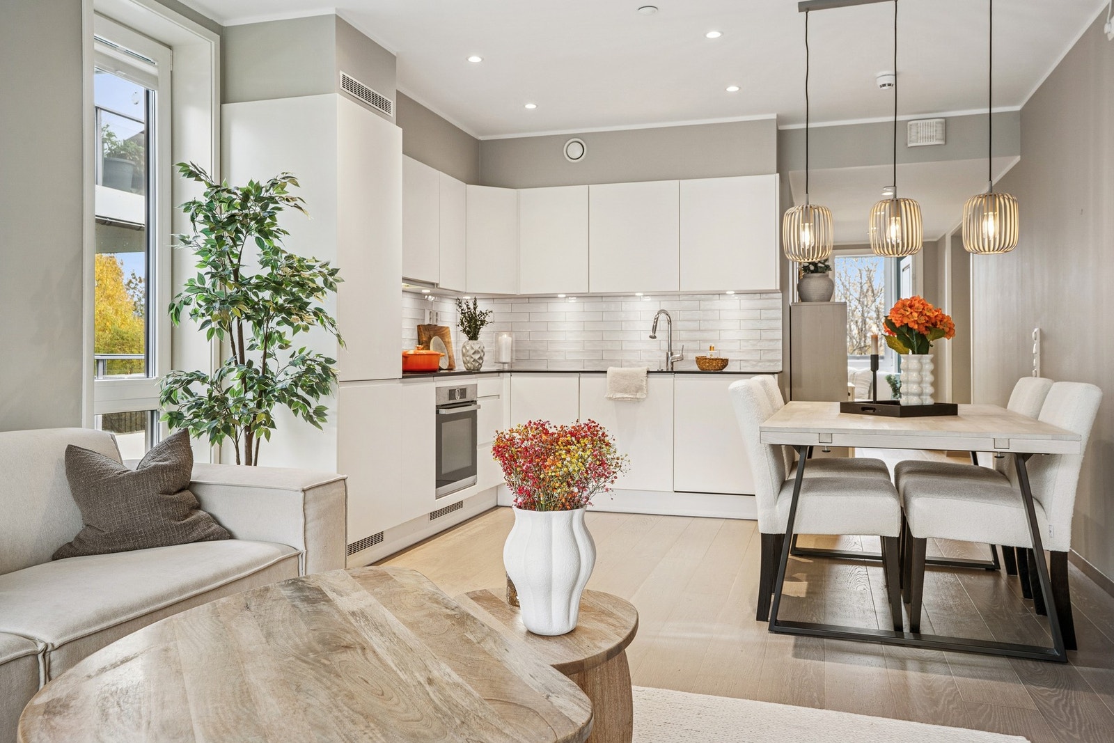 Kjøkken med åpen løsning mot stue. Galleribilde