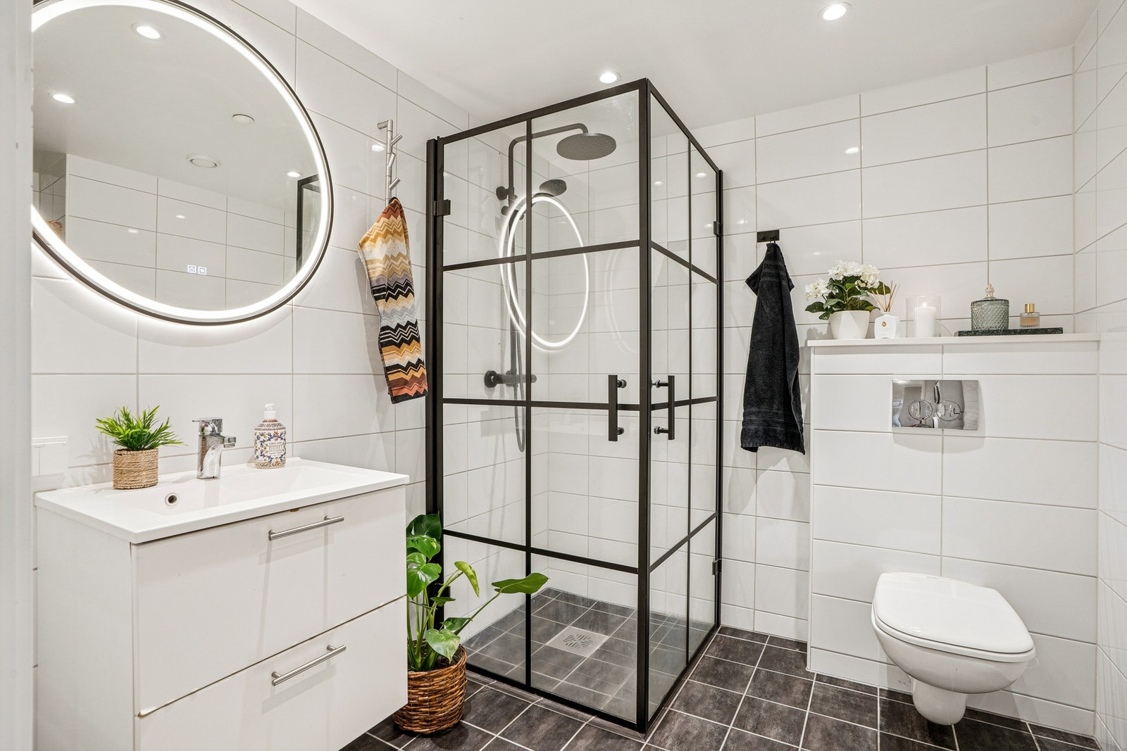 Baderommet har flislagt gulv med gulvvarme og flislagte vegger. Galleribilde