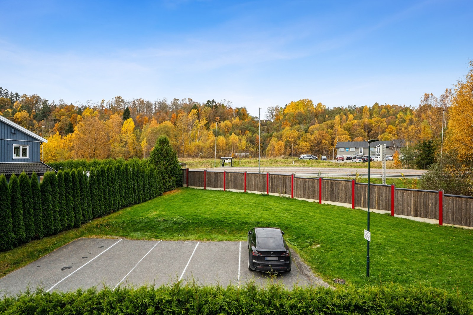 Sameiet har flere gjesteparkeringer for gjester. Galleribilde